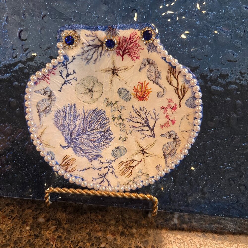 Decoupage scallop shell